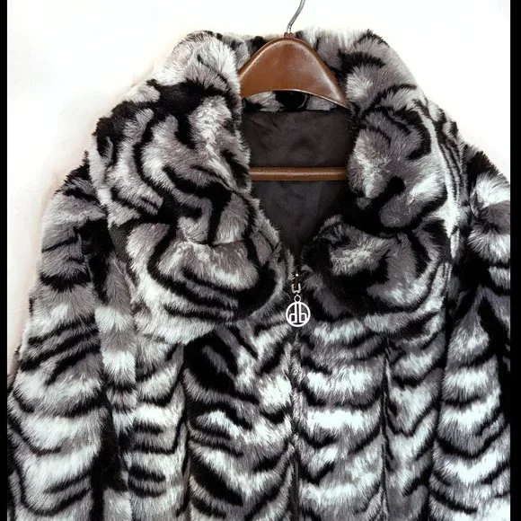 Exquisite DENNIS BASSO Sz 1X Gray, White & Black Womens REVERSIBLE Faux Fur Coat - Picture 2 of 6